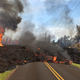 La lava el Kilauea avanza sobre una carretera en Leilani Estates